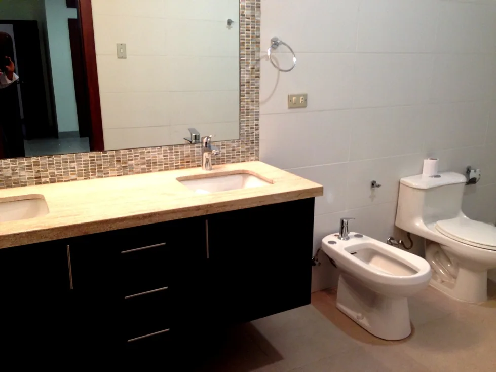 Casa en alquiler en La Puntilla, Samborondón. 100% remodelada. – Foto 3