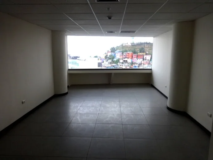 Oficina en alquiler en The Point, incluye parqueo. Ciudad del Río, Guayaquil – Foto 2