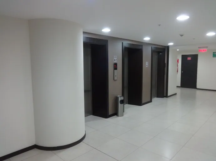 Oficina en alquiler en The Point, incluye parqueo. Ciudad del Río, Guayaquil – Foto 3