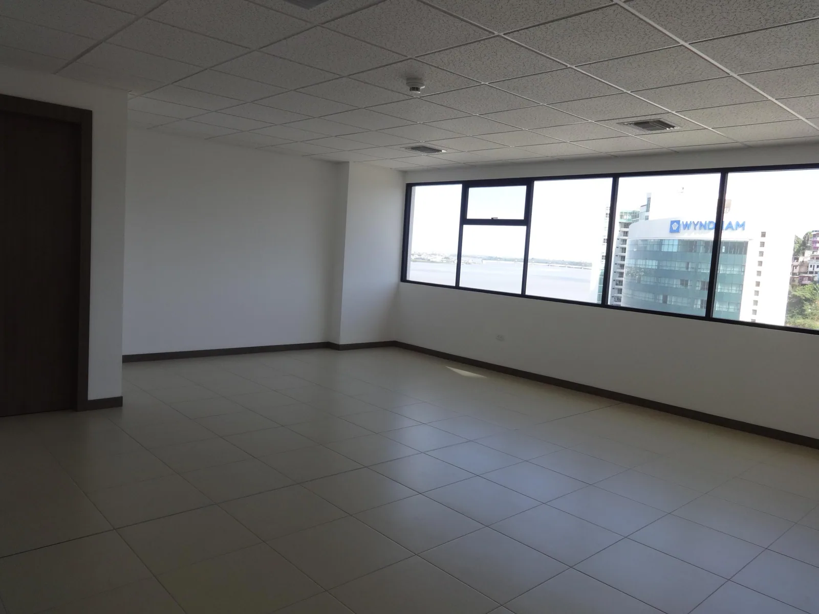 Alquiler de oficina en Ciudad del Rio, EMPORIUM Guayaquil – Foto 2