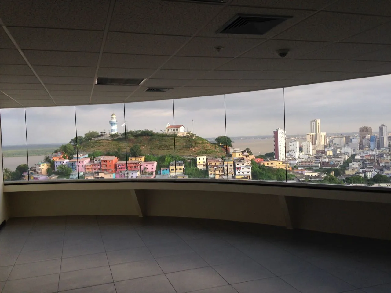 Alquiler de oficina en The Point, Guayaquil. Oficina de 47m2 – Foto 1