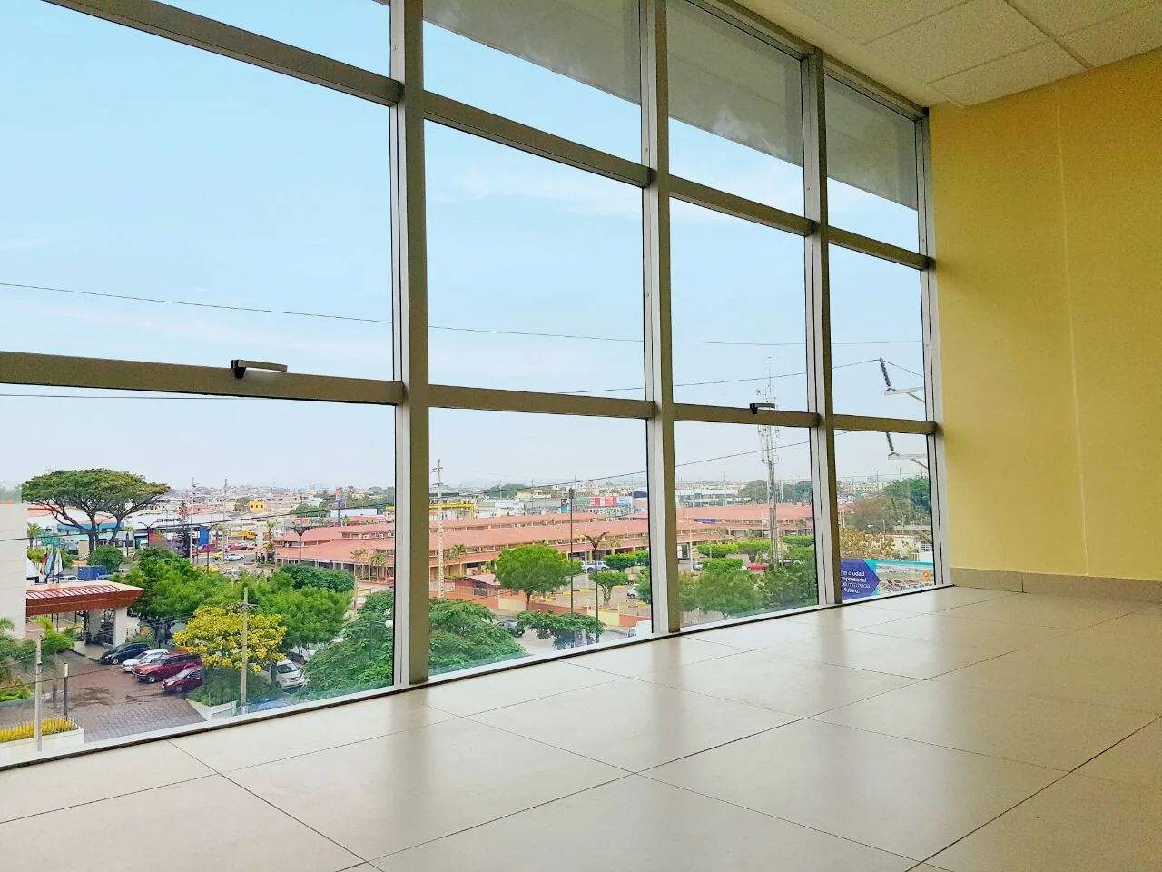 Alquilo Oficina en Sky Building, norte de Guayaquil – Foto 1