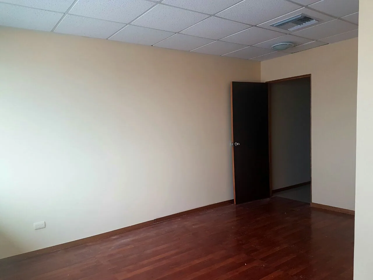 Oficina en alquiler ubicado en Trade Building, Guayaquil. – Foto 4