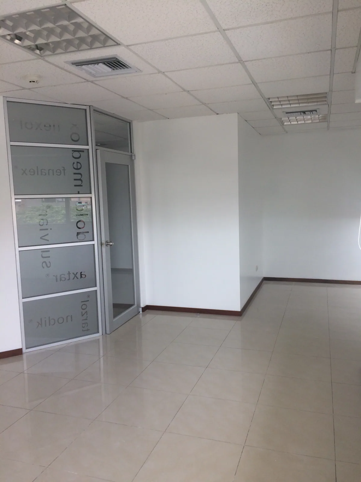 Oficina de 60mt2 de Arriendo en Trade Building sector Mall del Sol - Guayaquil – Foto 4