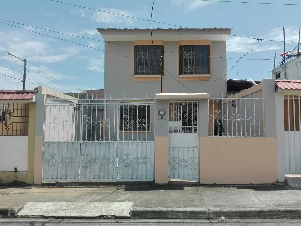 Venta de casa en el norte de Guayaquil, Cdla. El Maestro – Foto 1
