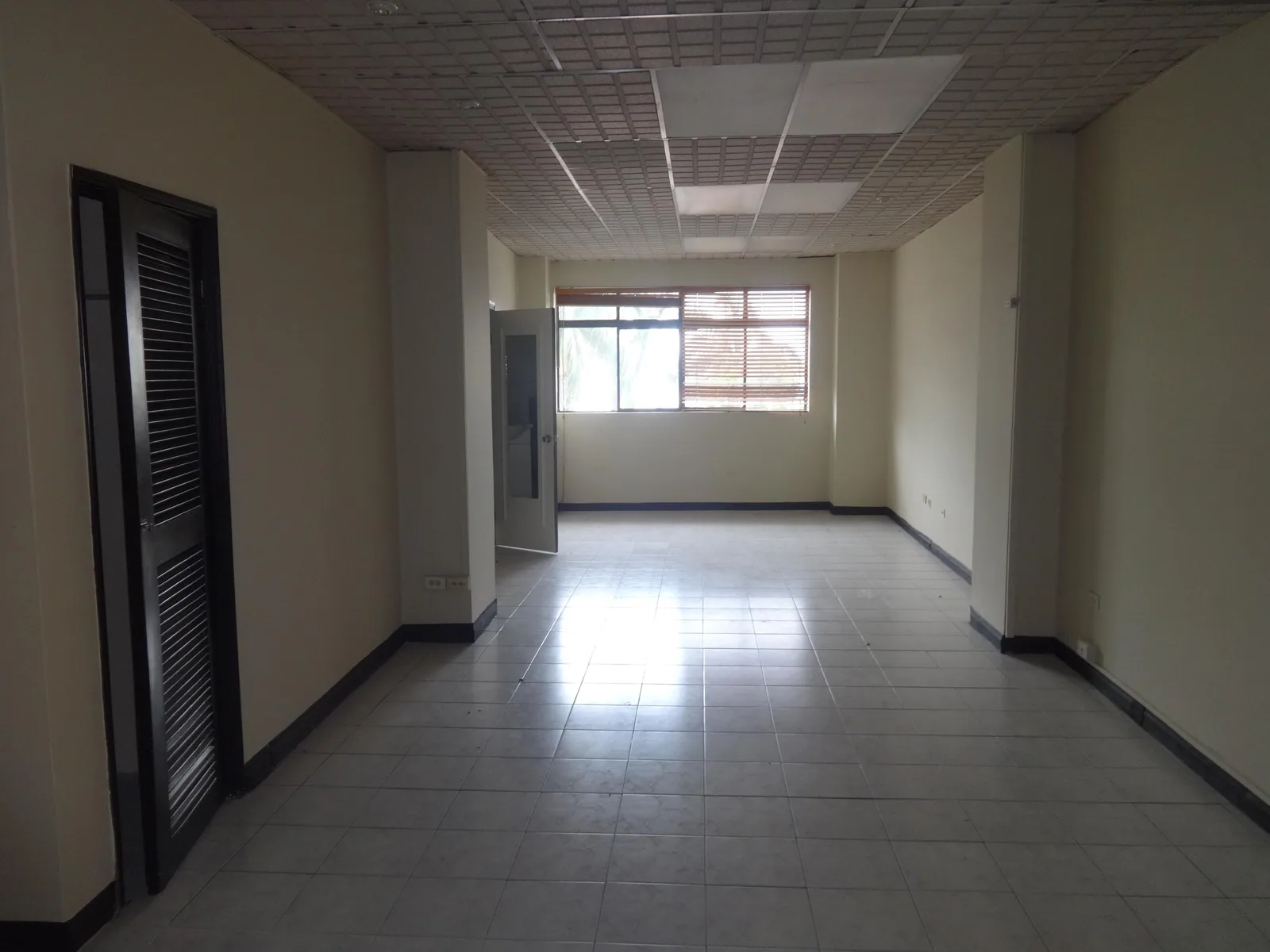Oficina de alquiler en el centro de Guayaquil, Av. 9 de Octubre – Foto 1