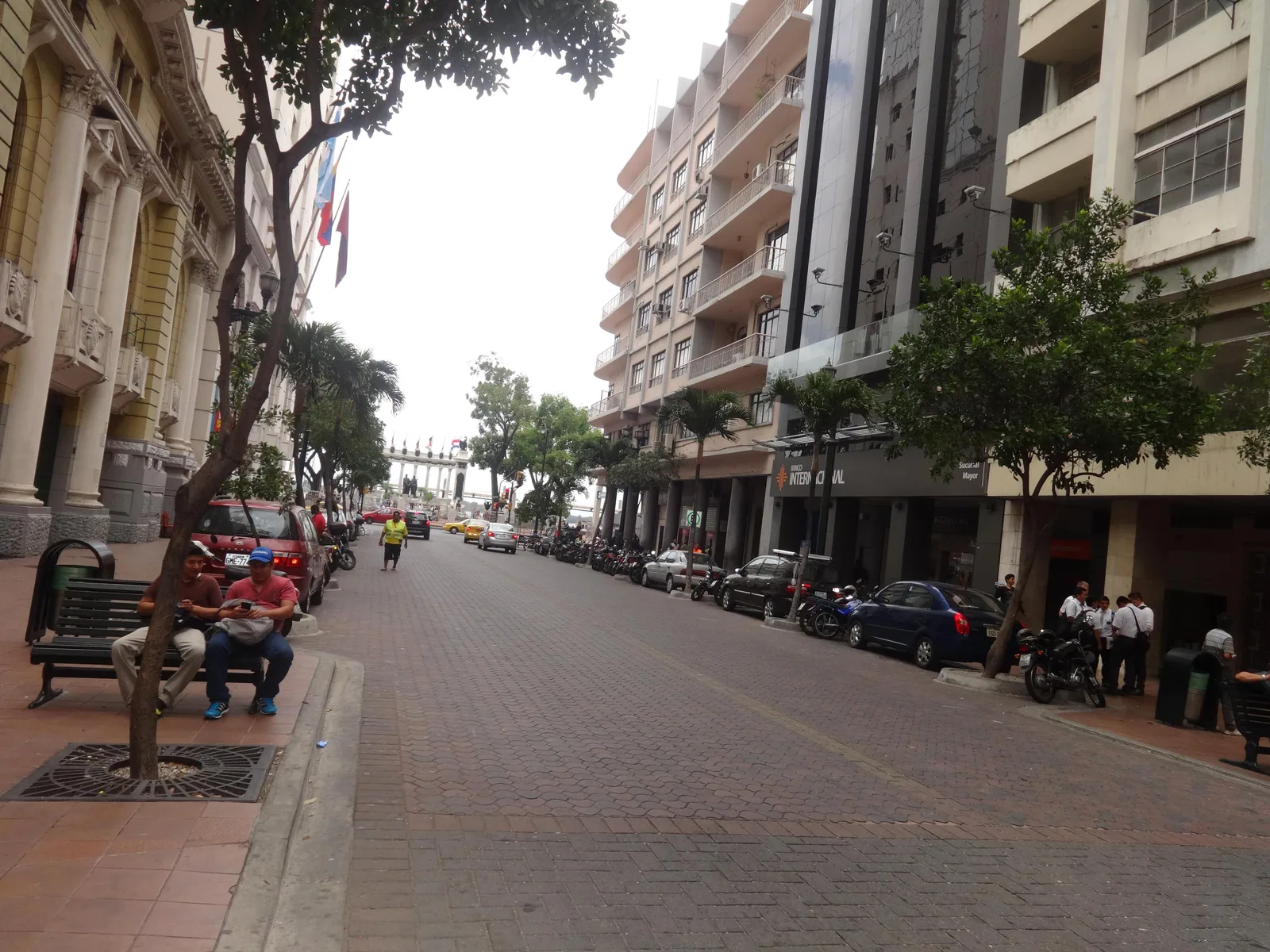 Local comercial de alquiler en el centro de Guayaquil,  9 de Octubre y Malecon – Foto 1
