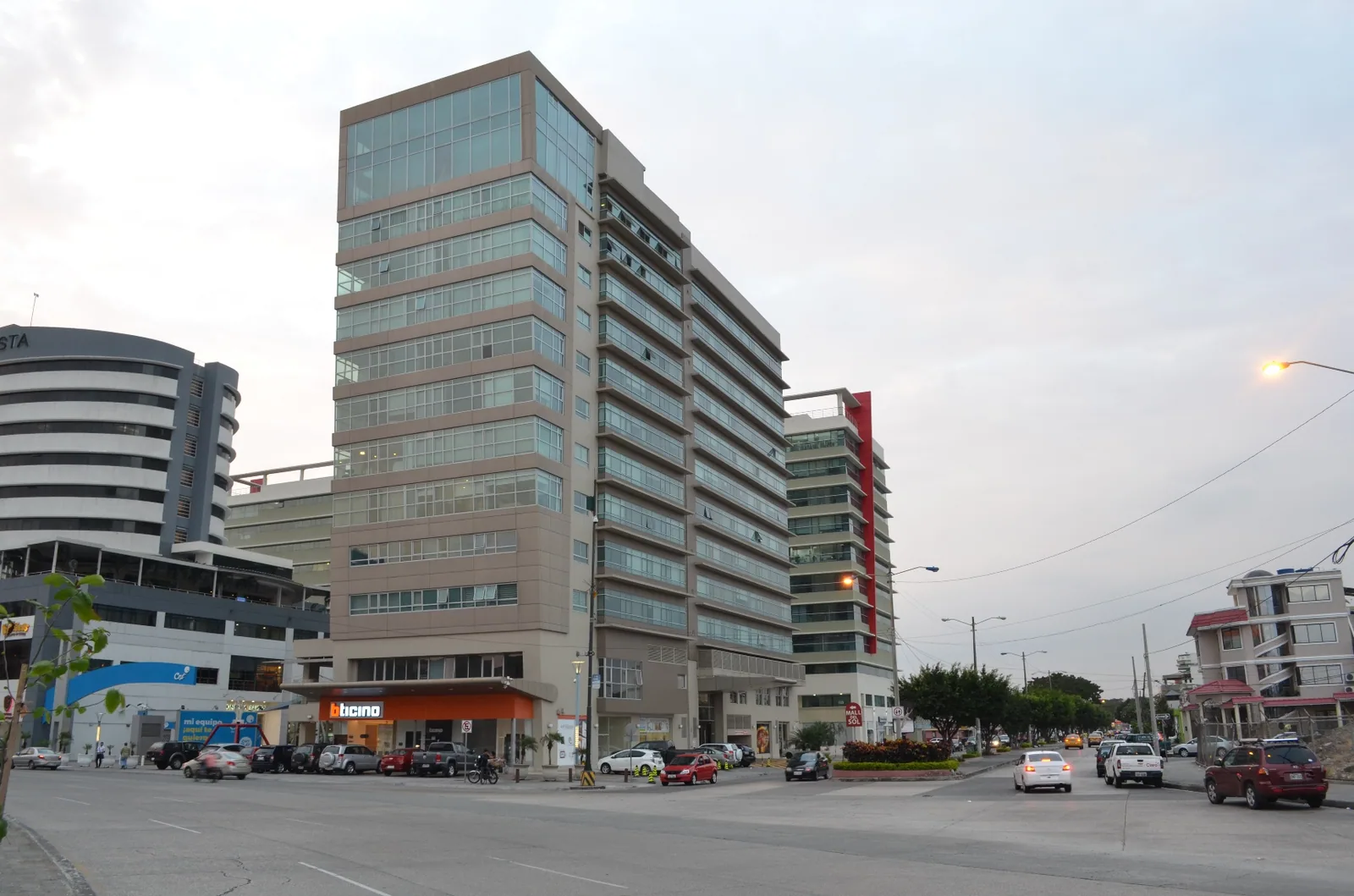 Departamento en venta en edificio Élite Building sector Mall del Sol