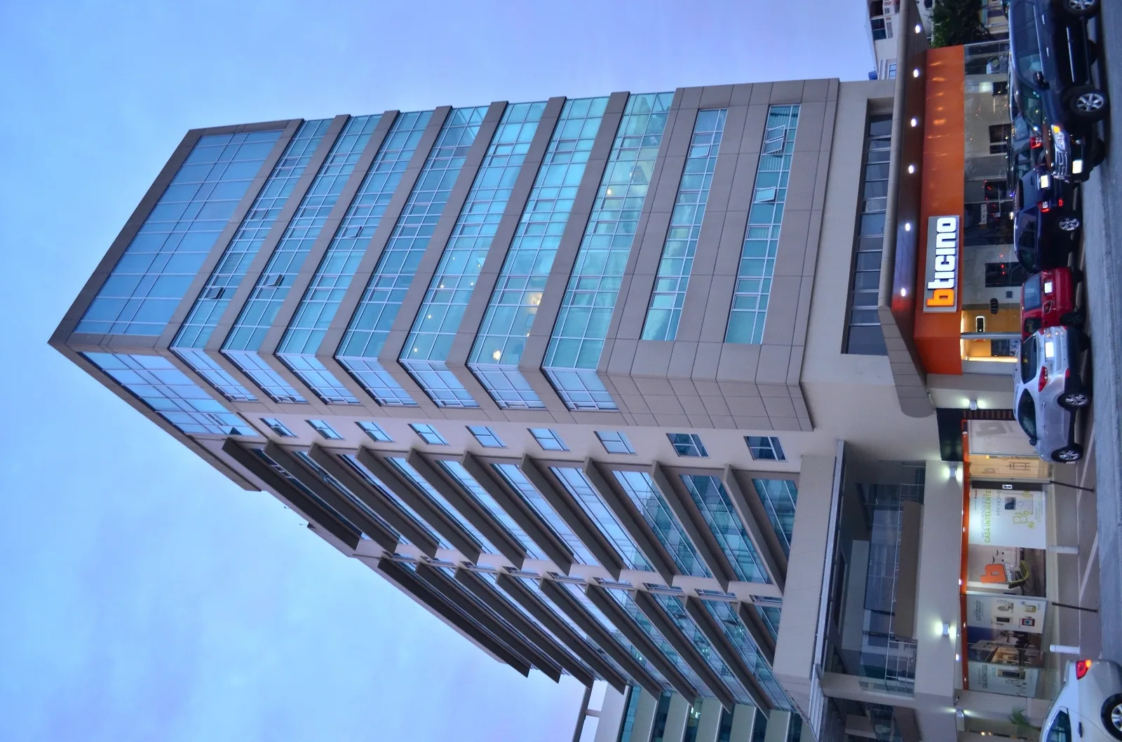 Departamento en venta en edificio Élite Building sector Mall del Sol – Foto 2