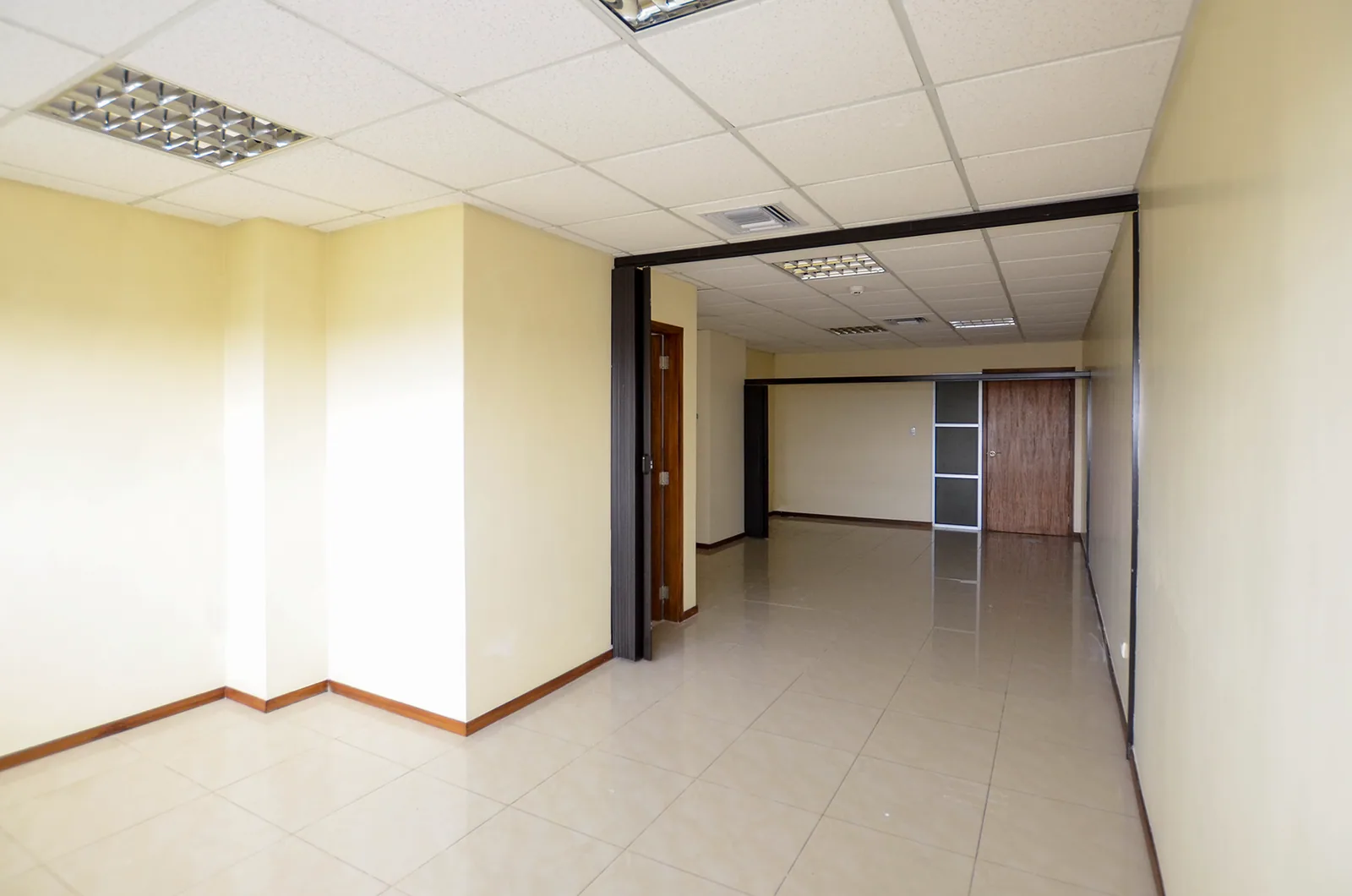 Oficina en alquiler en Trade Building sector norte de Guayaquil – Foto 1