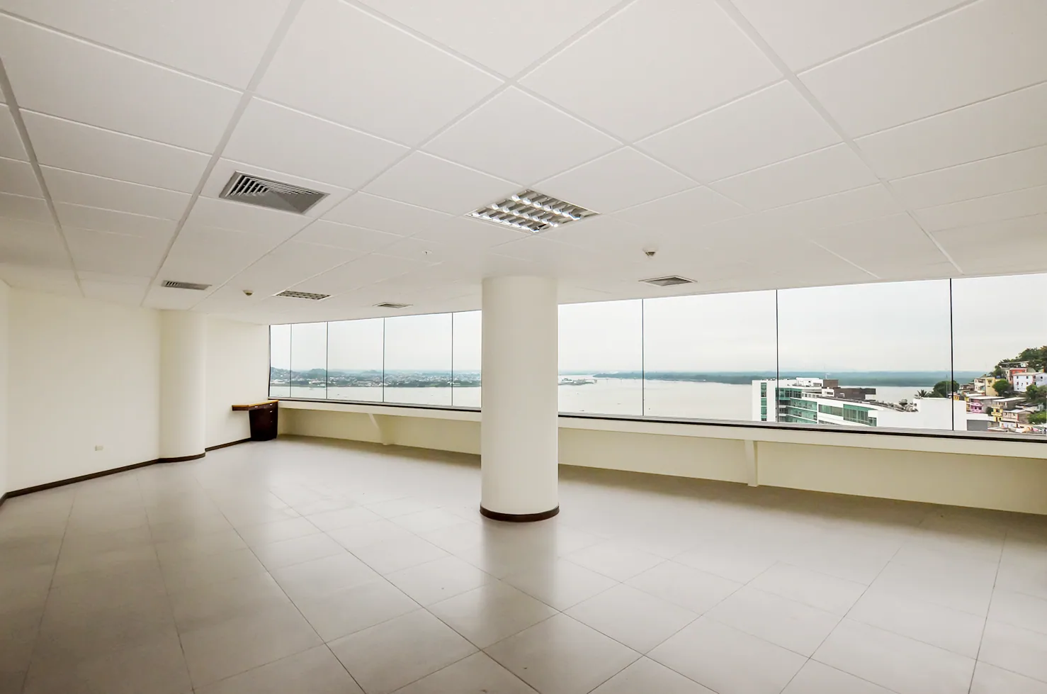 Oficina en alquiler en edificio The Point sector centro de Guayaquil – Foto 3