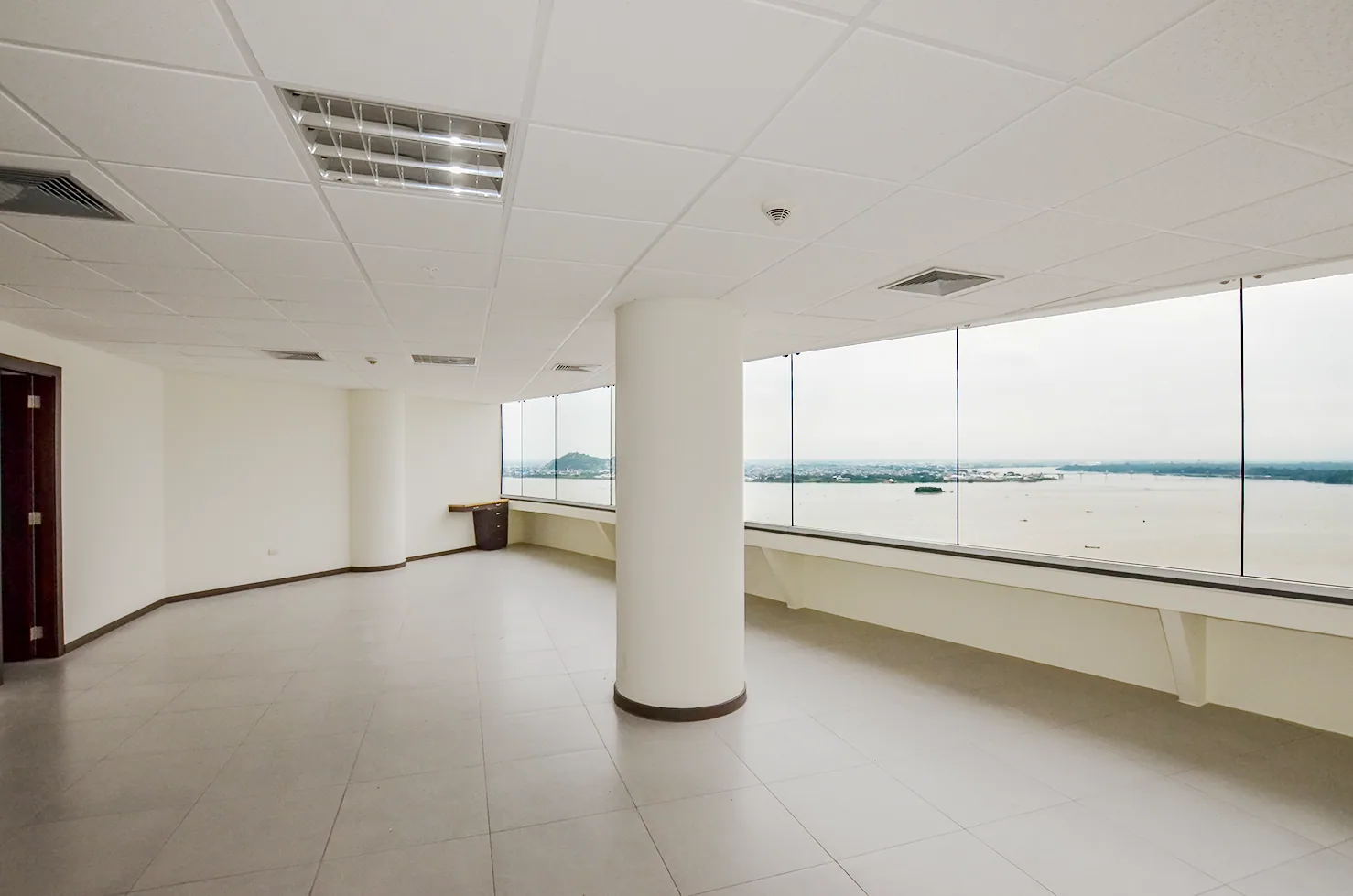 Oficina en alquiler en edificio The Point sector centro de Guayaquil – Foto 4