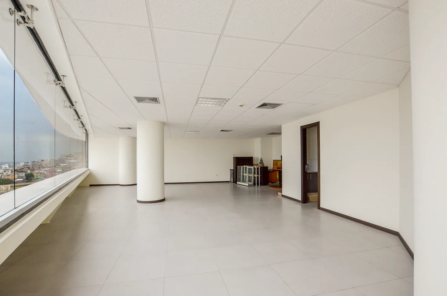 Oficina en alquiler en edificio The Point sector centro de Guayaquil – Foto 5