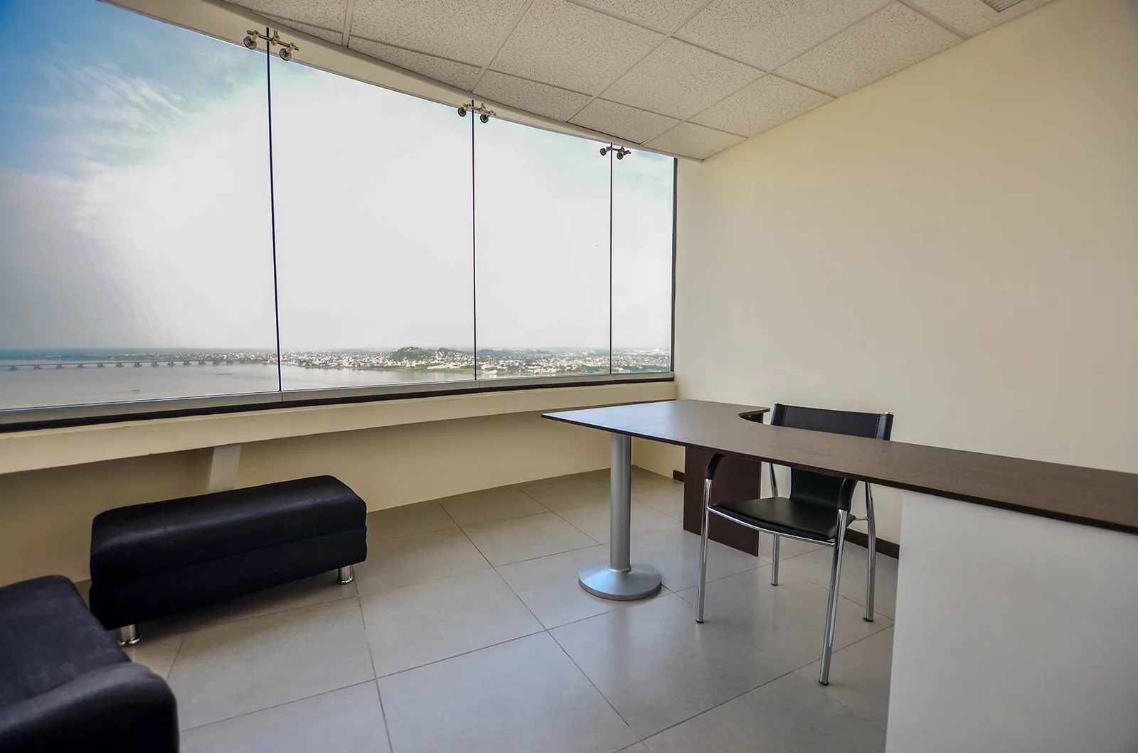 Oficina en alquiler en edificio The Point sector centro de Guayaquil – Foto 3
