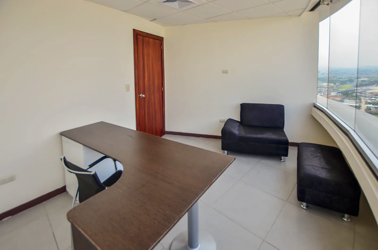 Oficina en alquiler en edificio The Point sector centro de Guayaquil – Foto 4