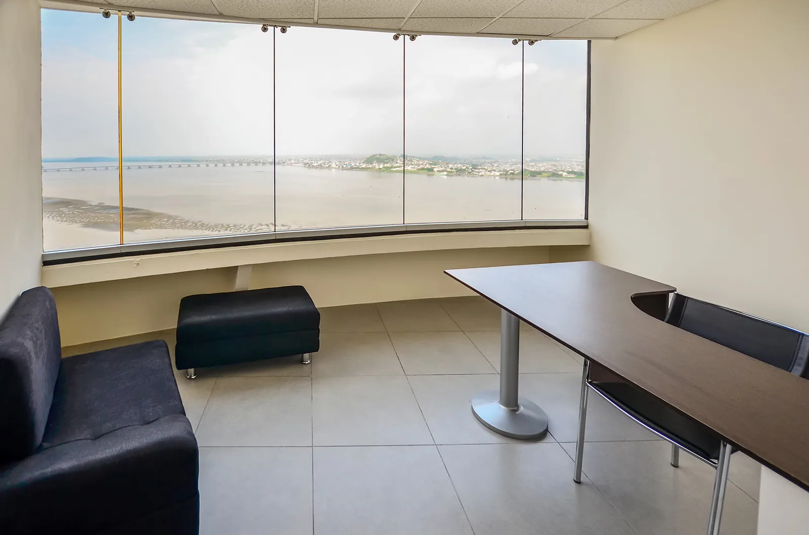 Oficina en alquiler en edificio The Point sector centro de Guayaquil – Foto 5