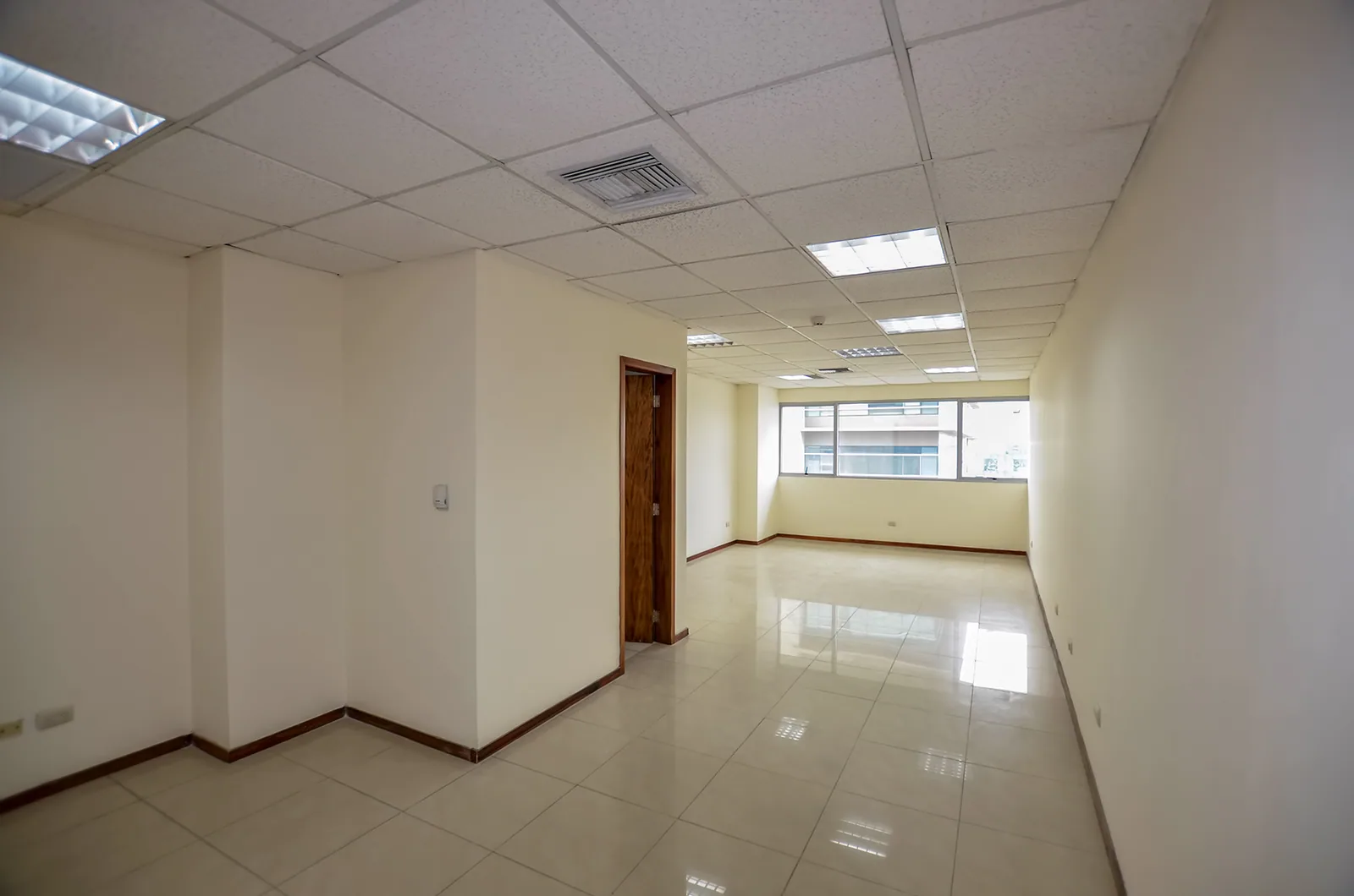 Oficina en alquiler en Edificio Trade Building sector norte de Guayaquil – Foto 1