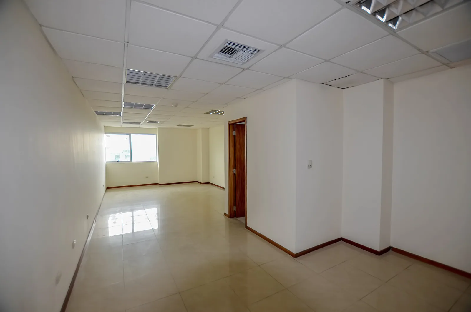 Oficina en alquiler en Edificio Trade Building sector norte de Guayaquil – Foto 3