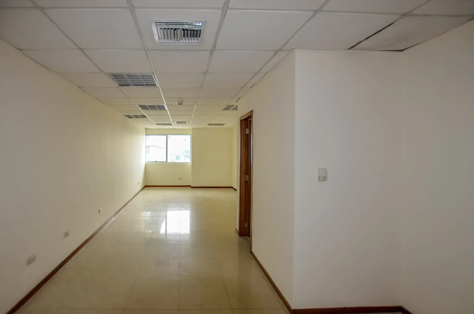 Oficina en alquiler en Edificio Trade Building sector norte de Guayaquil – Foto 4