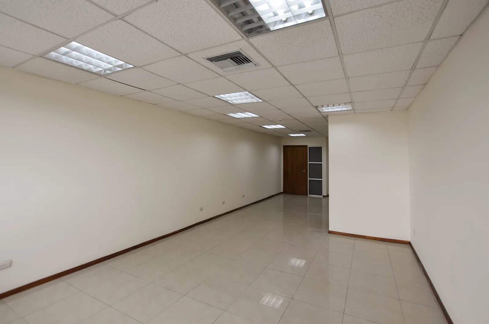 Oficina en alquiler en Edificio Trade Building sector norte de Guayaquil – Foto 1