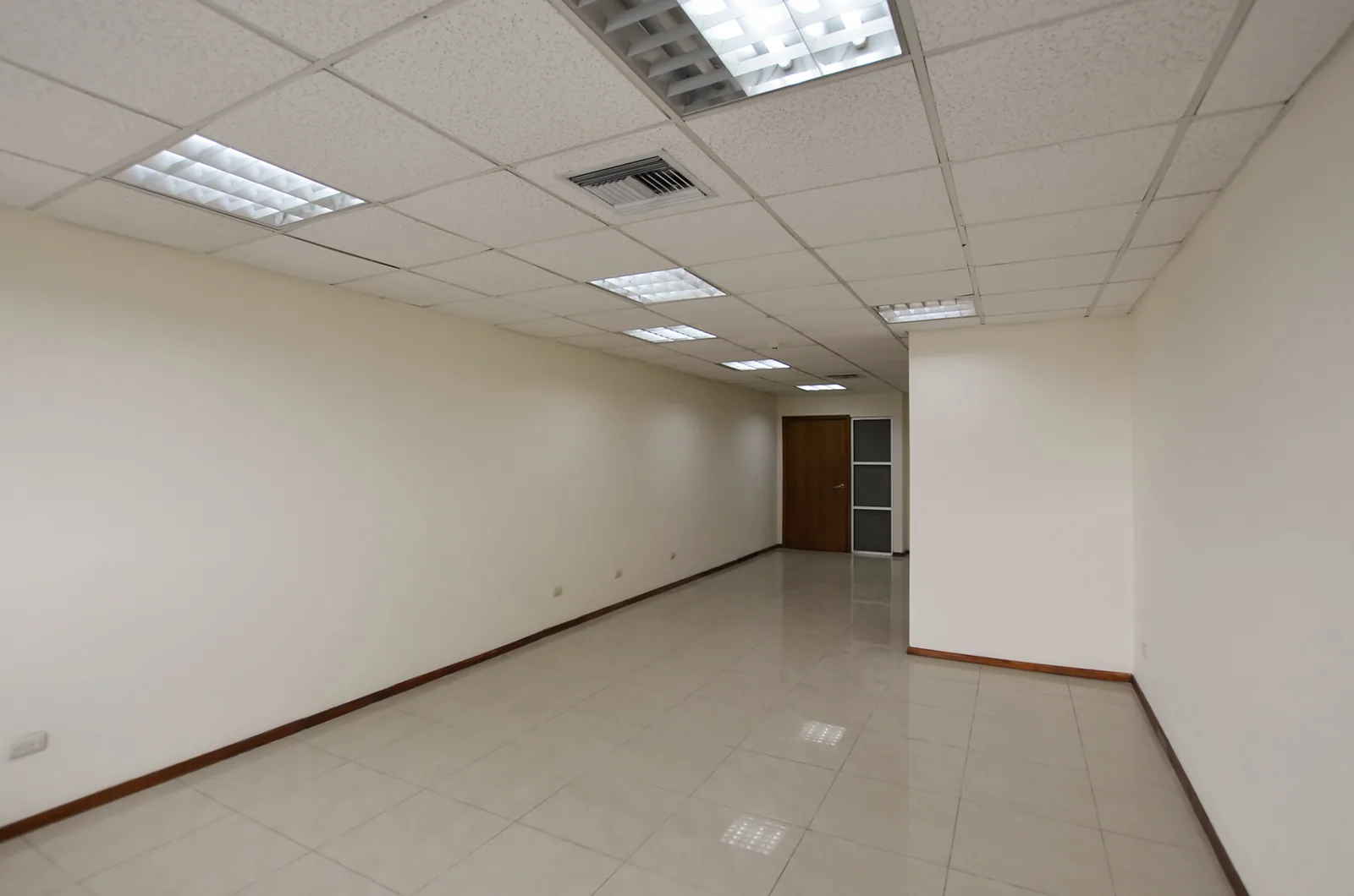 Oficina en alquiler en Edificio Trade Building sector norte de Guayaquil – Foto 2