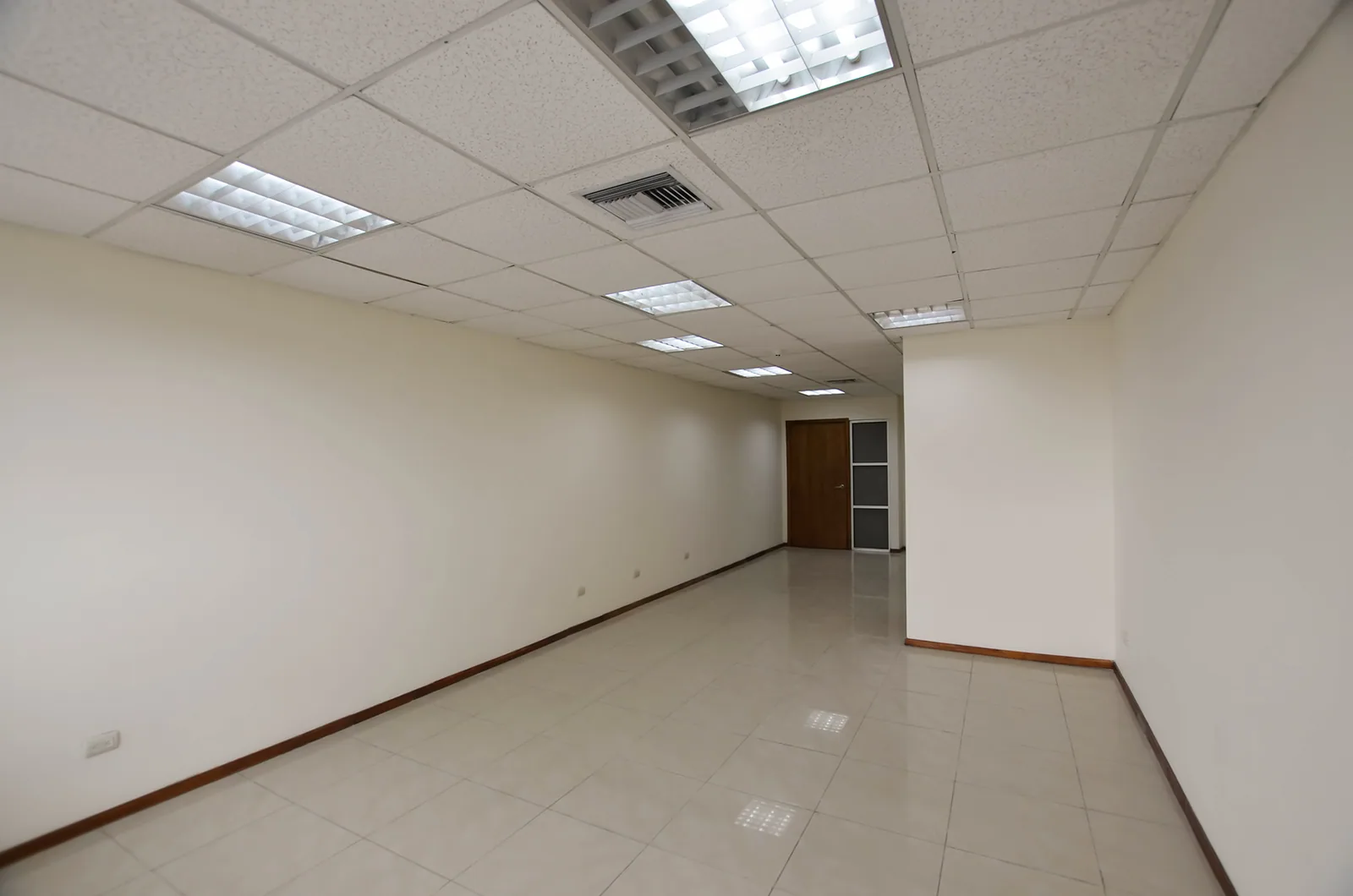 Oficina en alquiler en Edificio Trade Building sector norte de Guayaquil – Foto 3