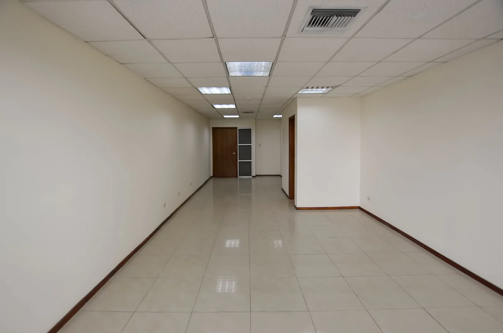 Oficina en alquiler en Edificio Trade Building sector norte de Guayaquil – Foto 4