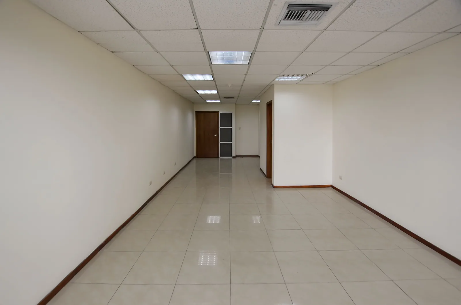 Oficina en alquiler en Edificio Trade Building sector norte de Guayaquil – Foto 5