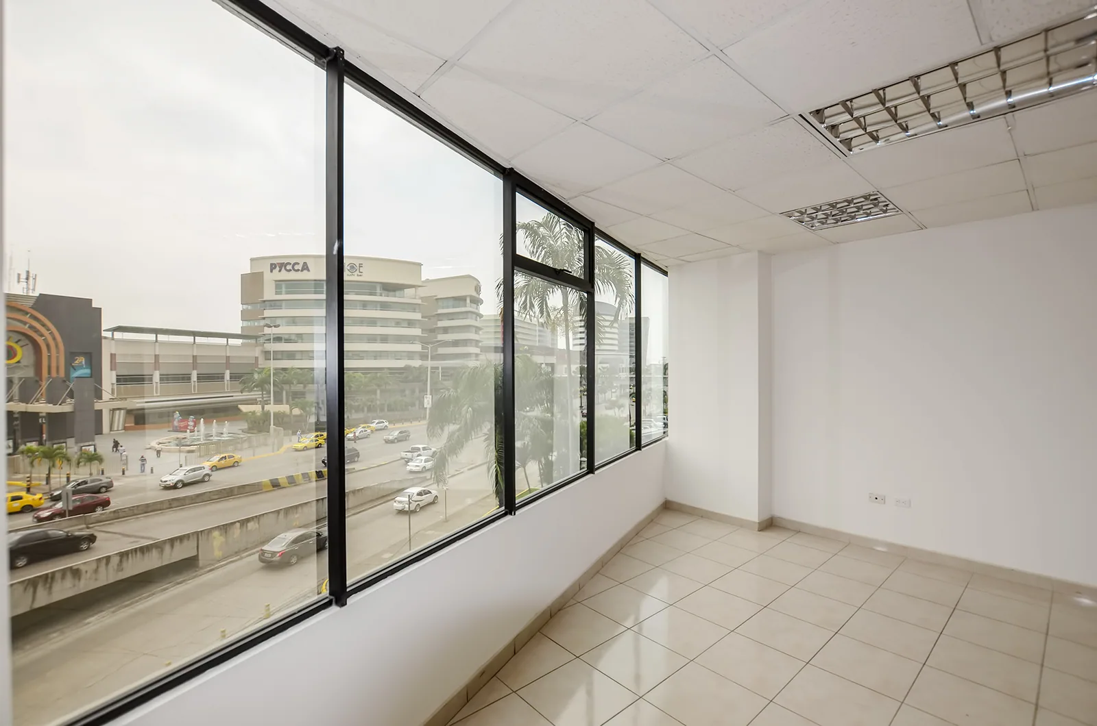 Oficina en alquiler en Edificio Executive Center sector norte de Guayaquil – Foto 2