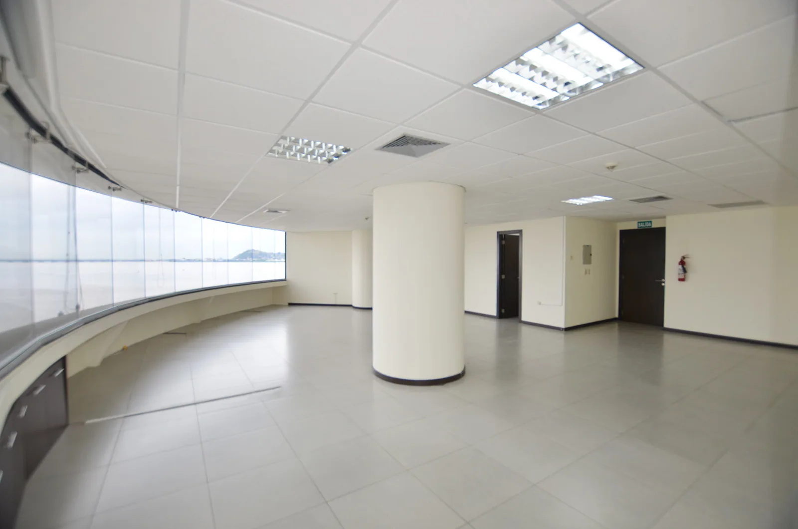 Oficina en alquiler en edificio The Point sector centro de Guayaquil – Foto 2