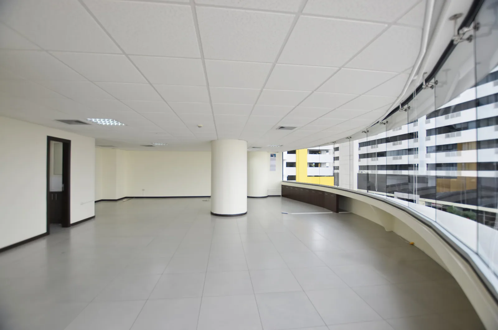 Oficina en alquiler en edificio The Point sector centro de Guayaquil – Foto 3