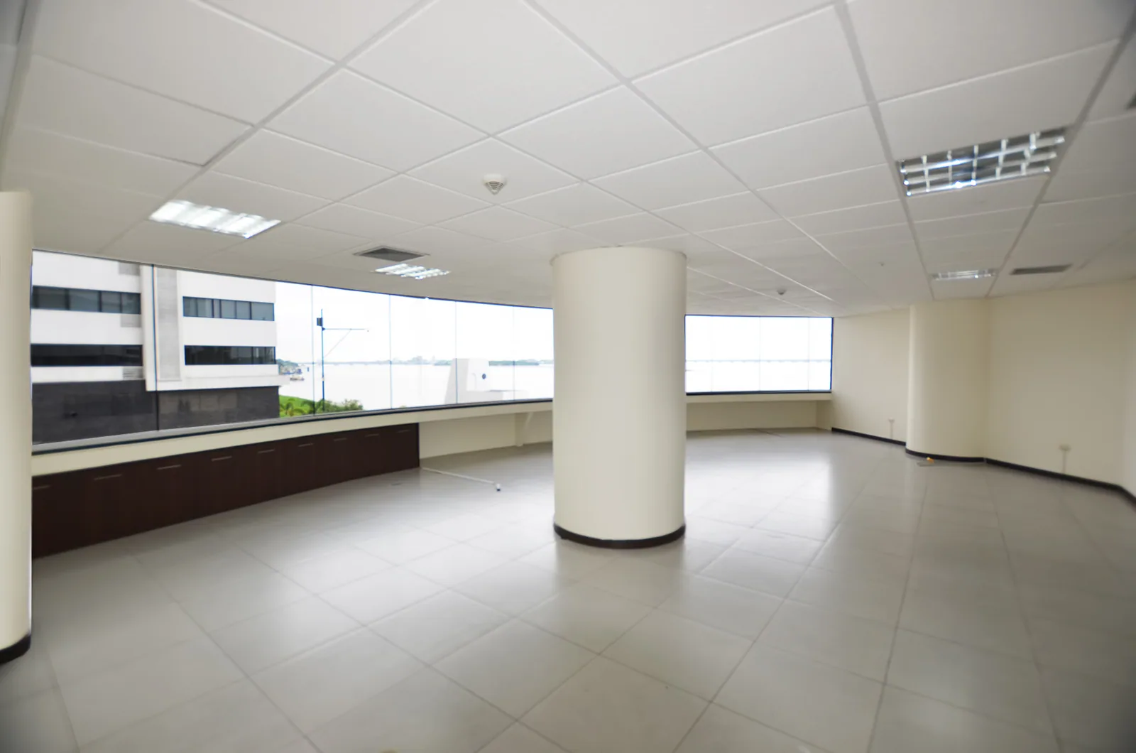 Oficina en alquiler en edificio The Point sector centro de Guayaquil – Foto 4