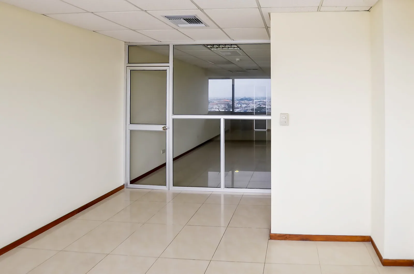 Oficina en alquiler en Edificio Trade Building sector norte de Guayaquil – Foto 4