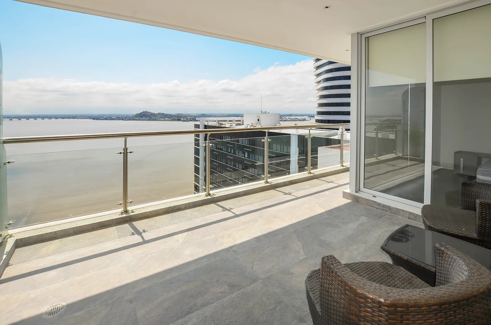Departamento en alquiler en edificio Spazio Puerto Santa Ana Guayaquil – Foto 1