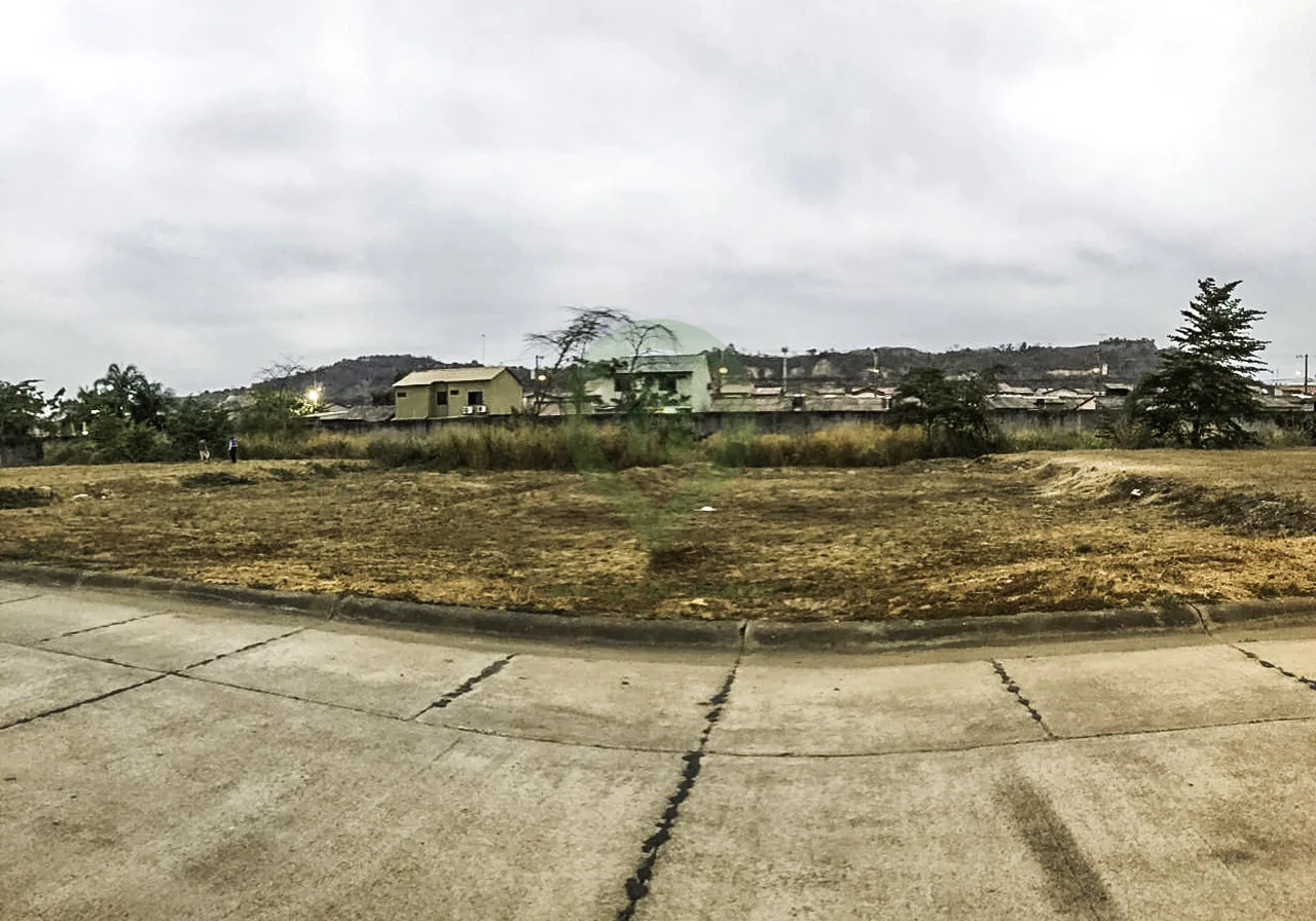 Terreno en venta en Urbanización El Condado vía a Samborondón - La Aurora