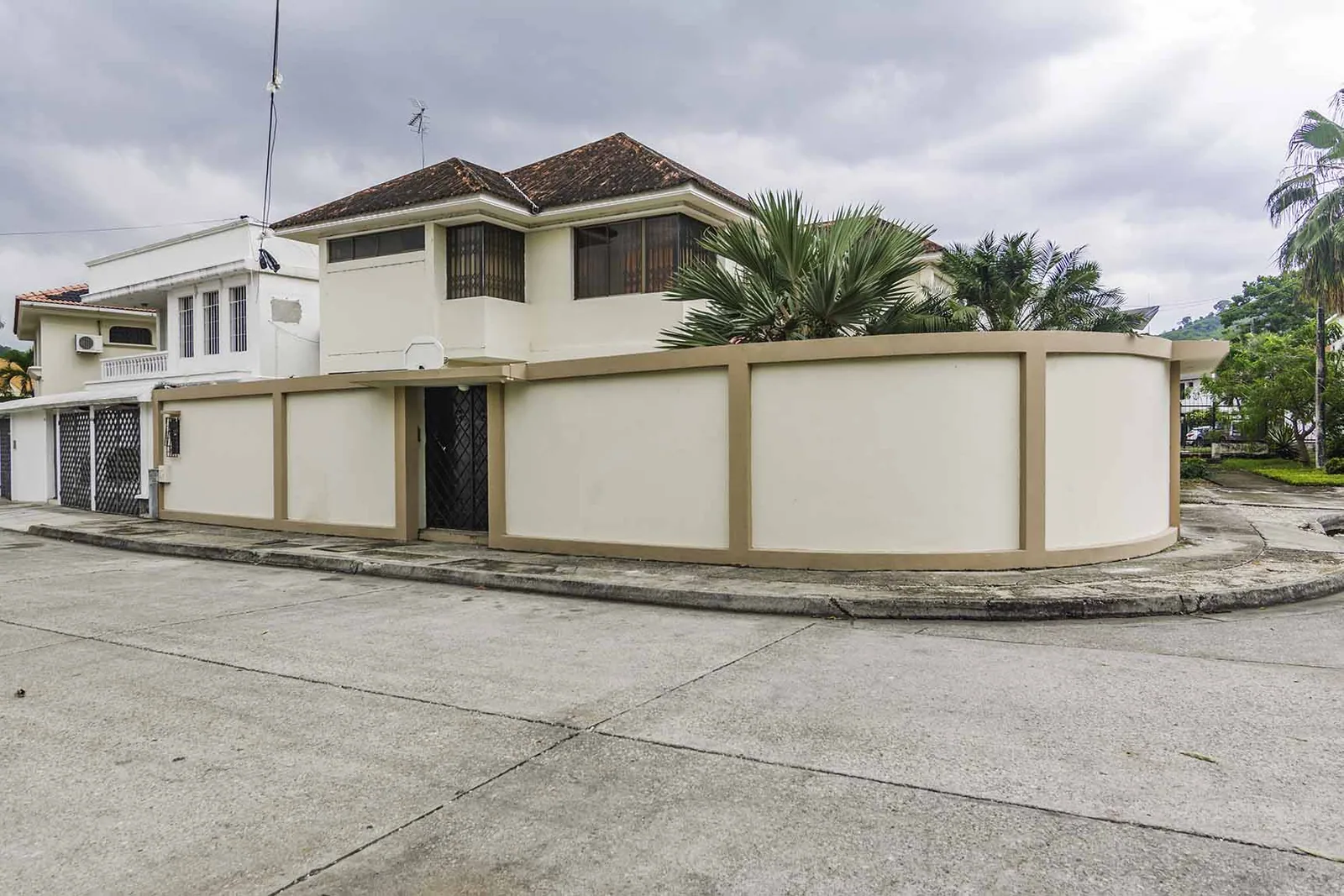 Casa en Venta en Colinas de Los Ceibos, Guayaquil – Foto 1