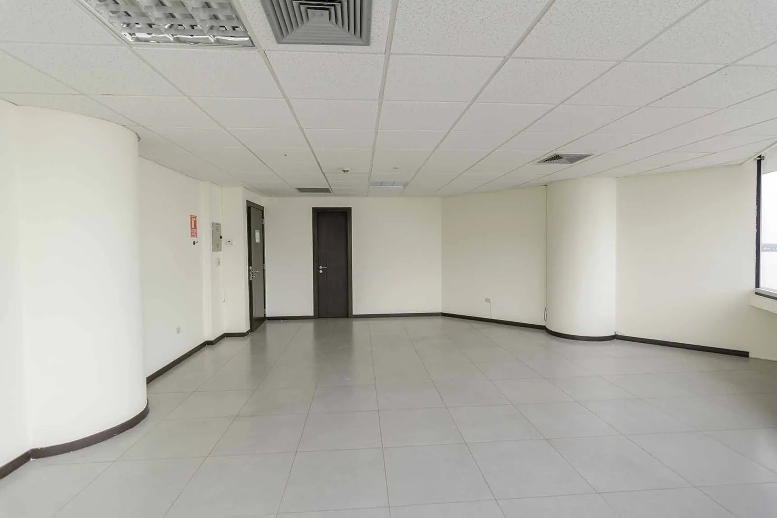 Oficina en Alquiler en Edificio The Point, Puerto Santa Ana, Guayaquil – Foto 2