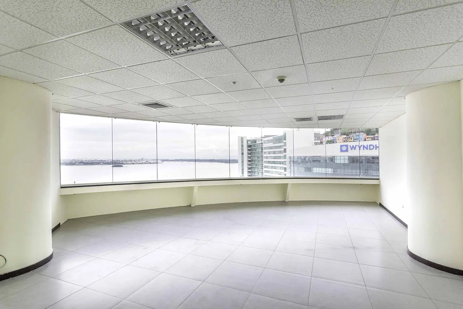 Oficina en Venta en Edificio The Point, Puerto Santa Ana, Guayaquil – Foto 1