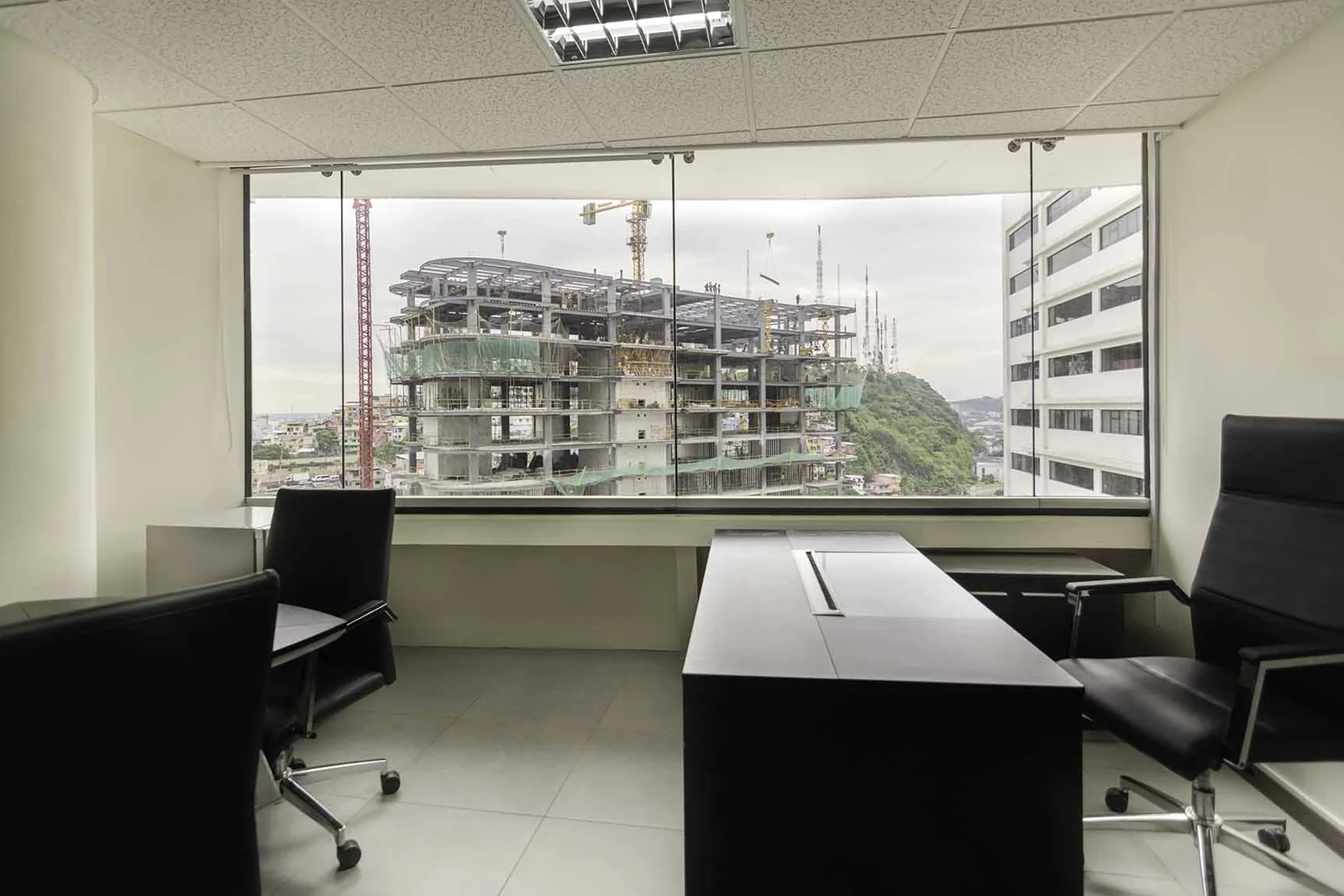 Oficina en Alquiler Edificio The Point, Puerto Santa Ana, Centro de Guayaquil – Foto 3