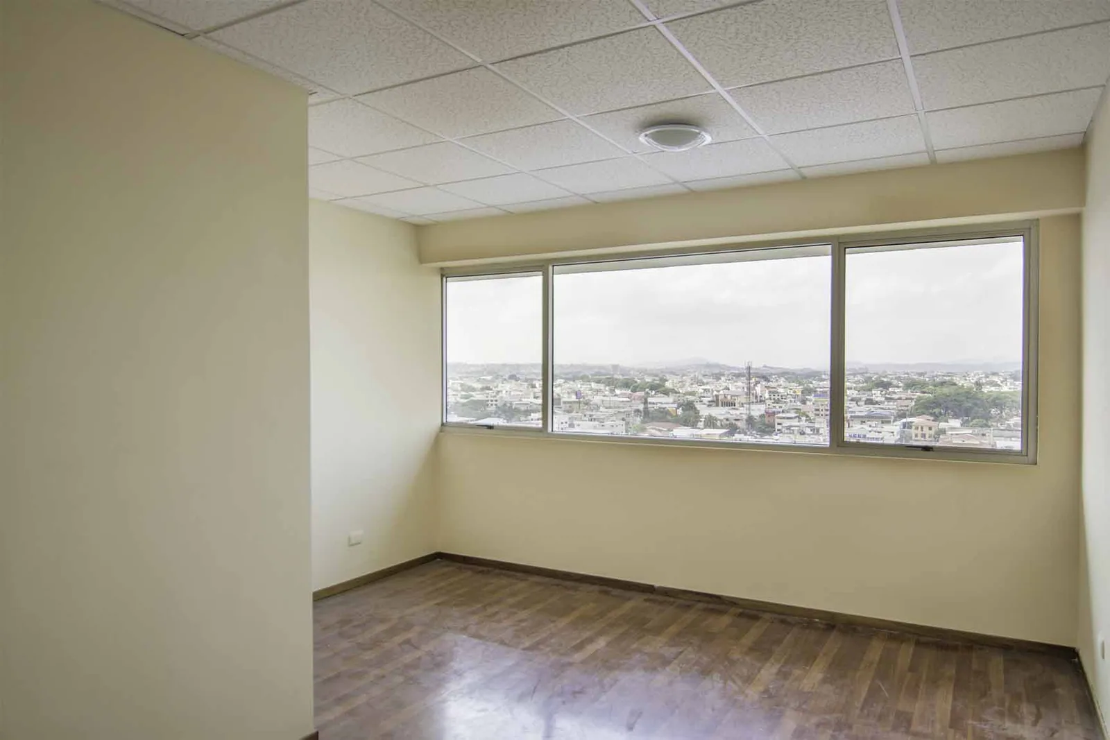 Oficina en alquiler Edificio Trade Building, Norte de Guayaquil  – Foto 2