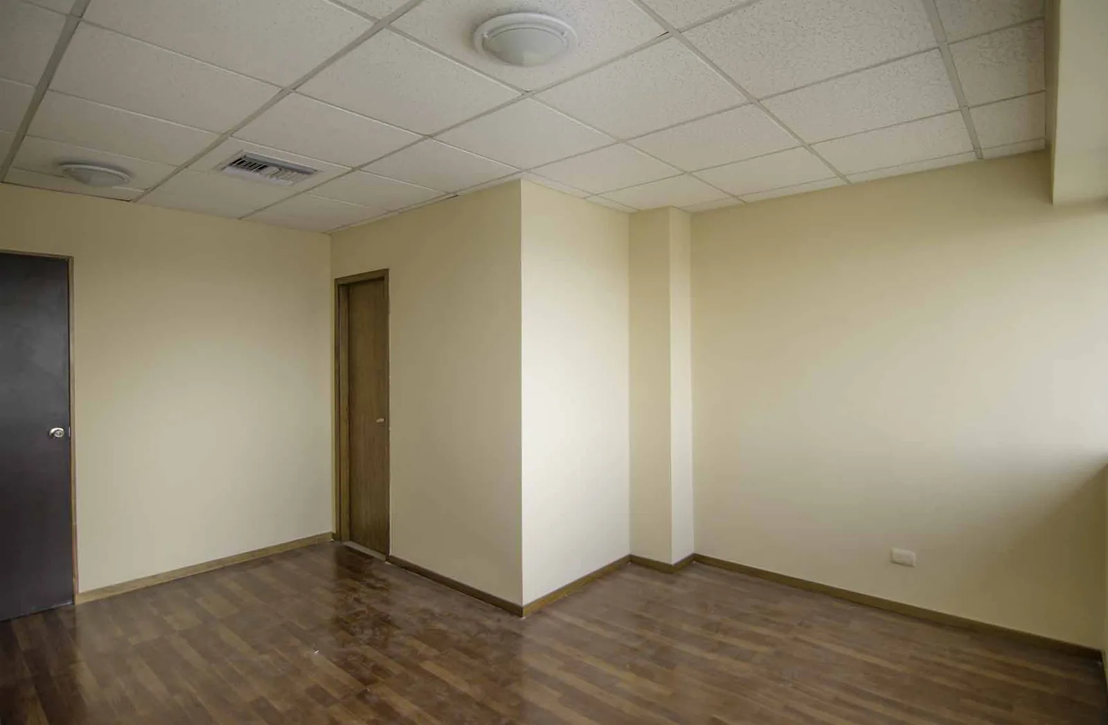 Oficina en alquiler Edificio Trade Building, Norte de Guayaquil  – Foto 3
