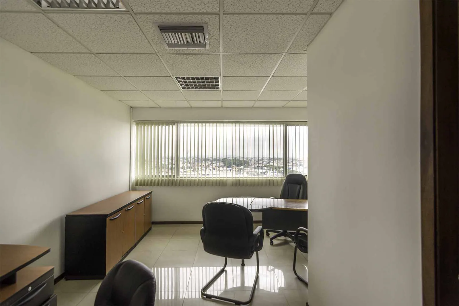 Oficina en alquiler Edificio Trade Building, Norte de Guayaquil  – Foto 2