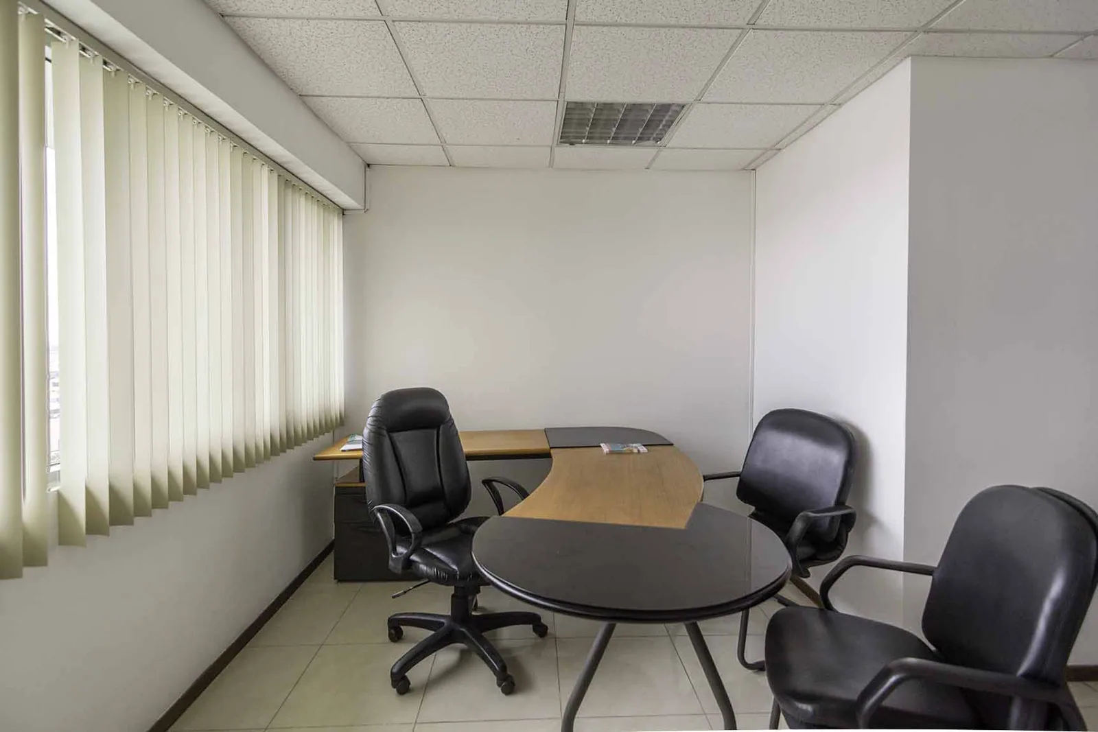Oficina en alquiler Edificio Trade Building, Norte de Guayaquil  – Foto 4