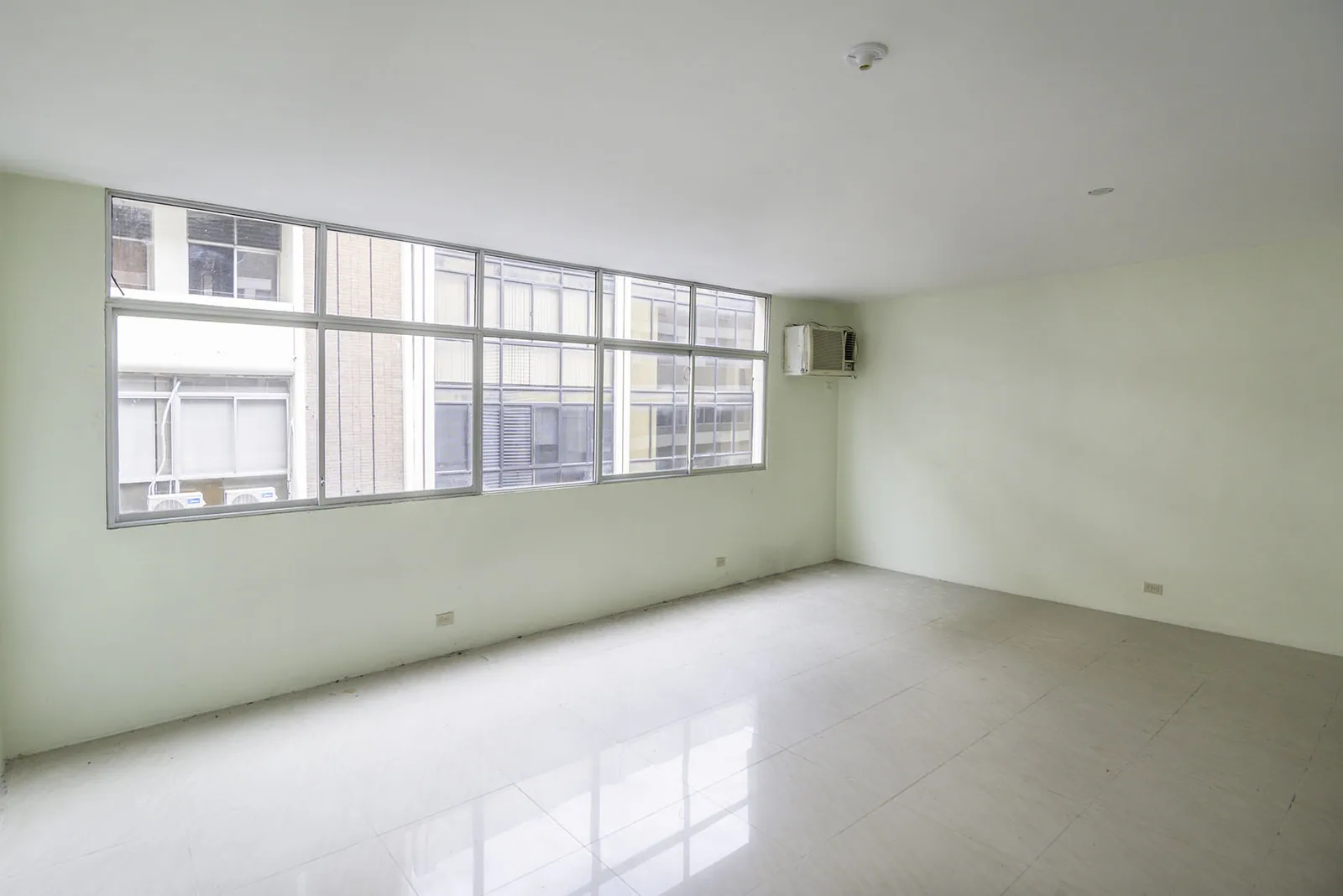 Oficina en venta en el Edificio Camsol, Centro de Guayaquil – Foto 1