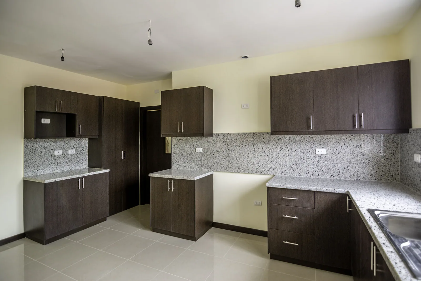Departamento en venta en la Urbanización Terranostra, Vía a la costa, Guayaquil - Ecuador – Foto 4