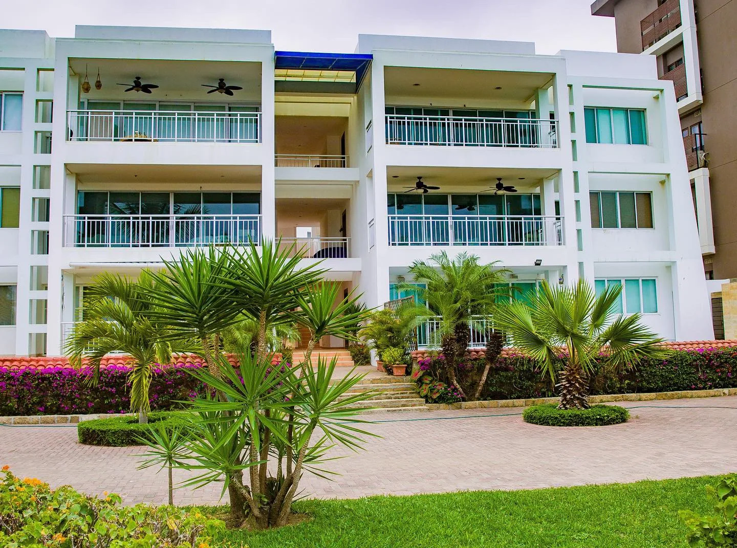 Departamento en venta al pie del mar en Punta Blanca, Prov. Santa Elena - Ecuador – Foto 2