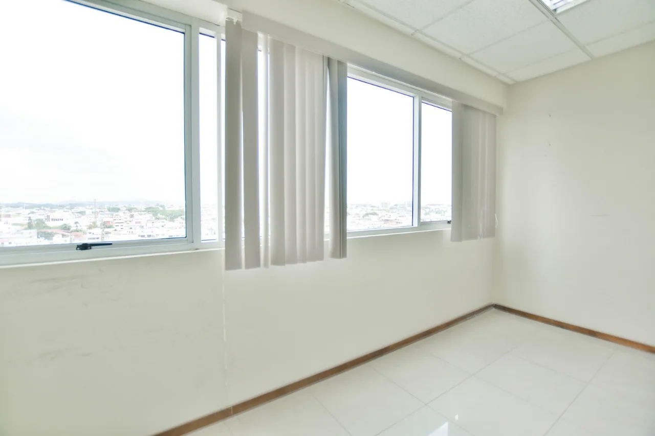 Oficina semi amoblada en alquiler. Edificio Trade Building piso 7 – Foto 1