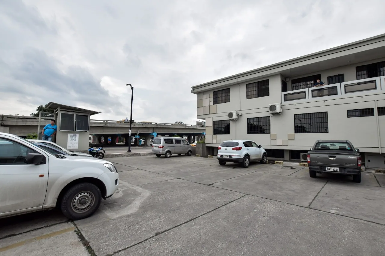 Oficina en venta, edificio El Bucanero 1er piso. Av. de las Américas - Guayaquil