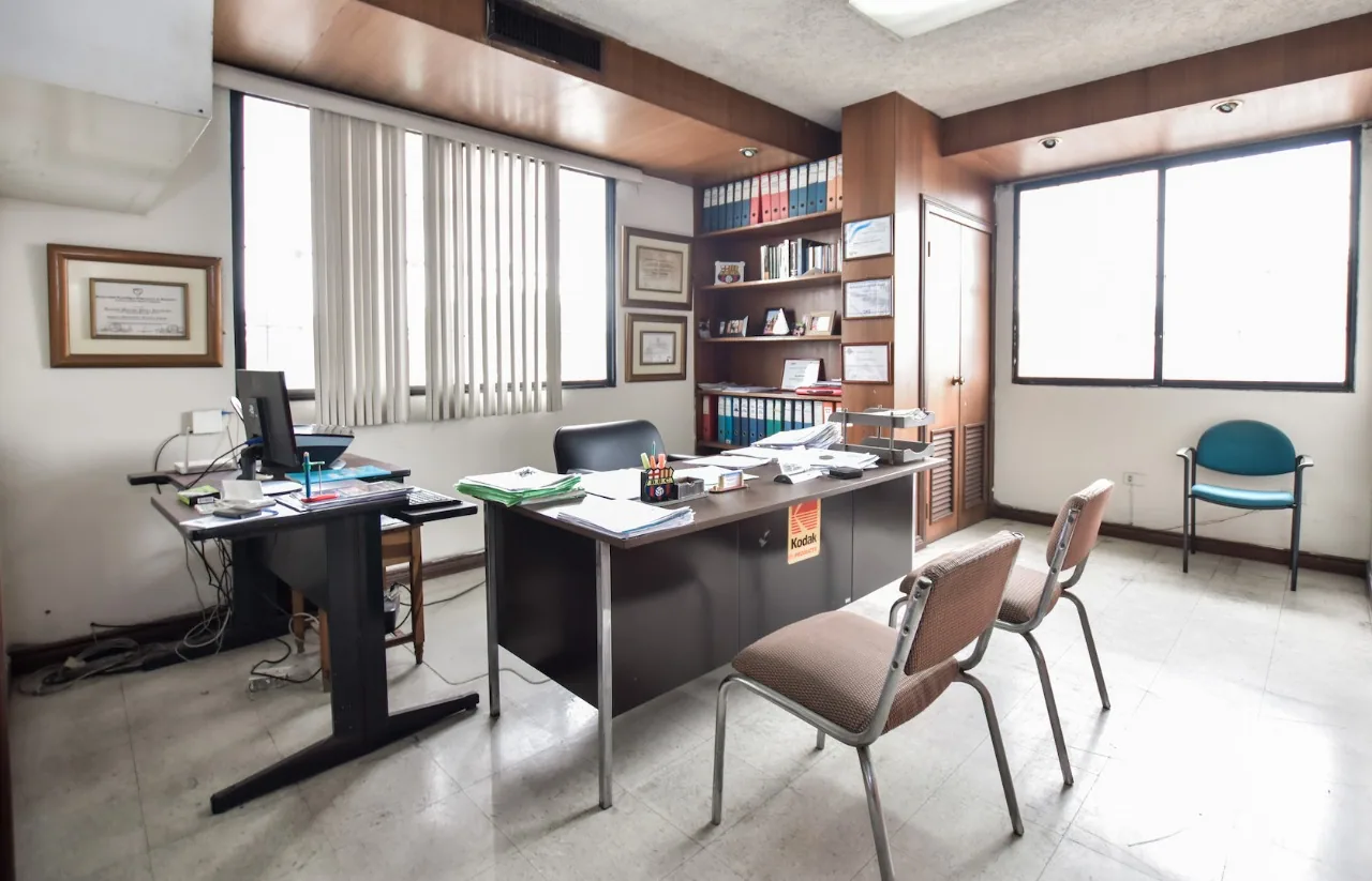 Oficina en venta, edificio El Bucanero 1er piso. Av. de las Américas - Guayaquil – Foto 2