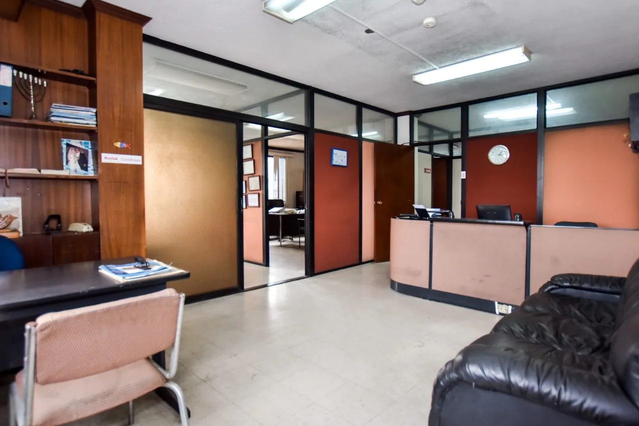 Oficina en venta, edificio El Bucanero 1er piso. Av. de las Américas - Guayaquil – Foto 5